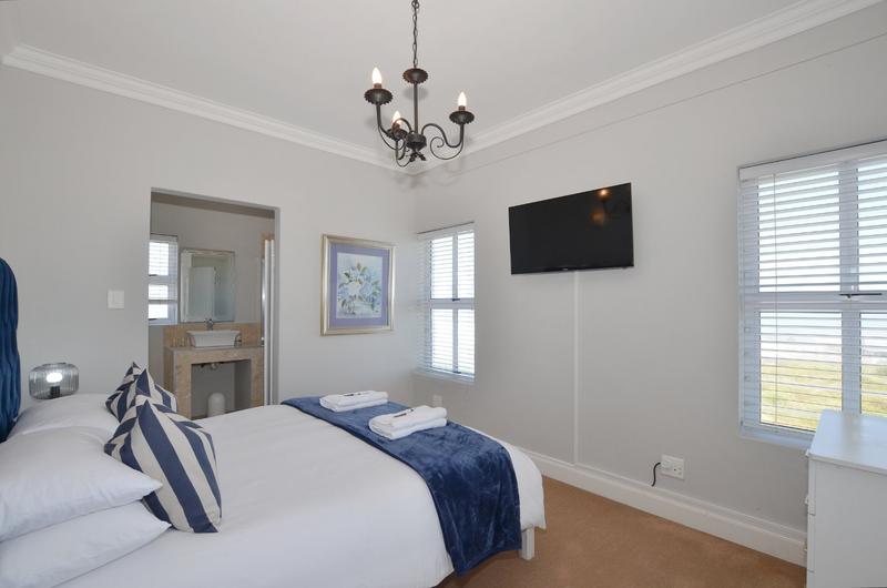 4 Bedroom Property for Sale in Pearl Bay Western Cape